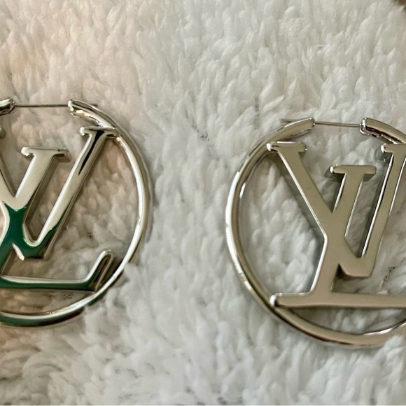 Restocked!! Earrings… Silver or Gold Earrings - LV - Picture 3 of 7